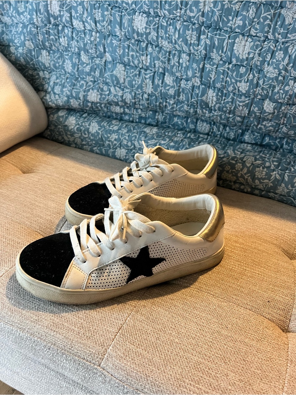 Steve Madden White Sneakers with Black Star and Metallic Gold Heel